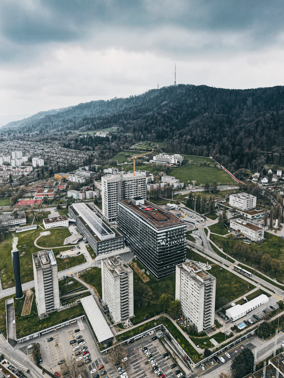 Aerial view of a hospital campus and the city around it